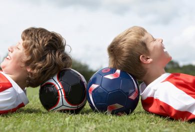 儿童踢足球应该注意哪些安全问题？