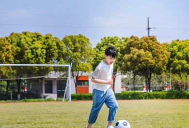 青少儿学踢足球能带了哪些好处？