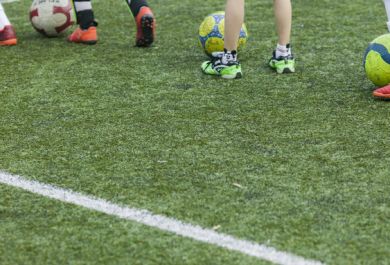 儿童学习踢足球有什么好处？