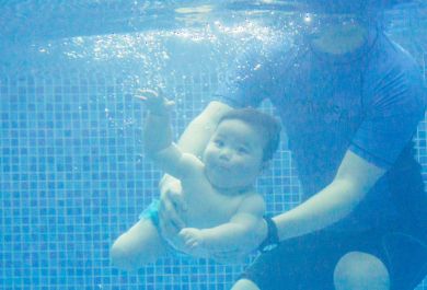 亲子游泳对宝宝的四个好处